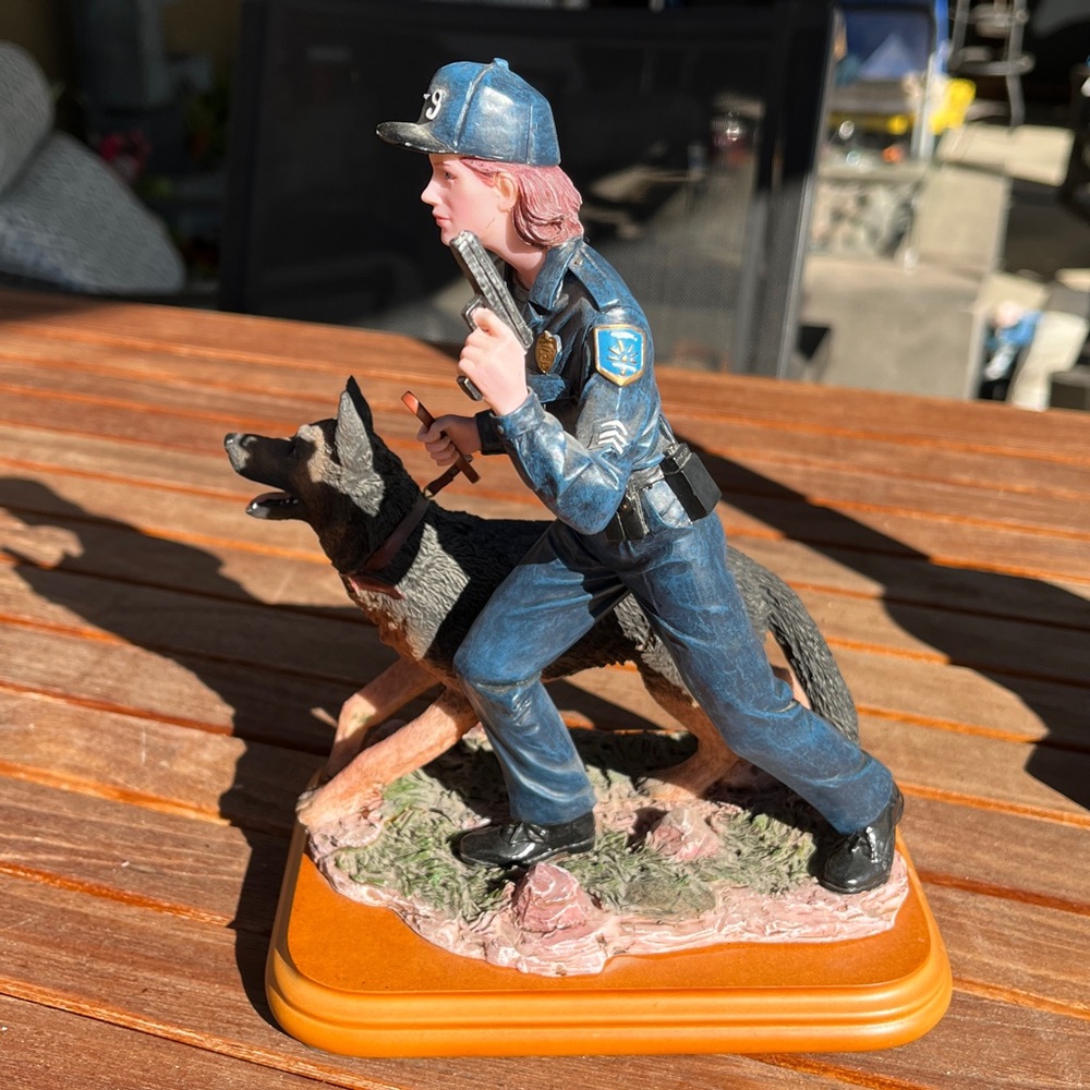 Vanmark Blue Hats of Bravery Retired Figurine “On Guard” 1/0866